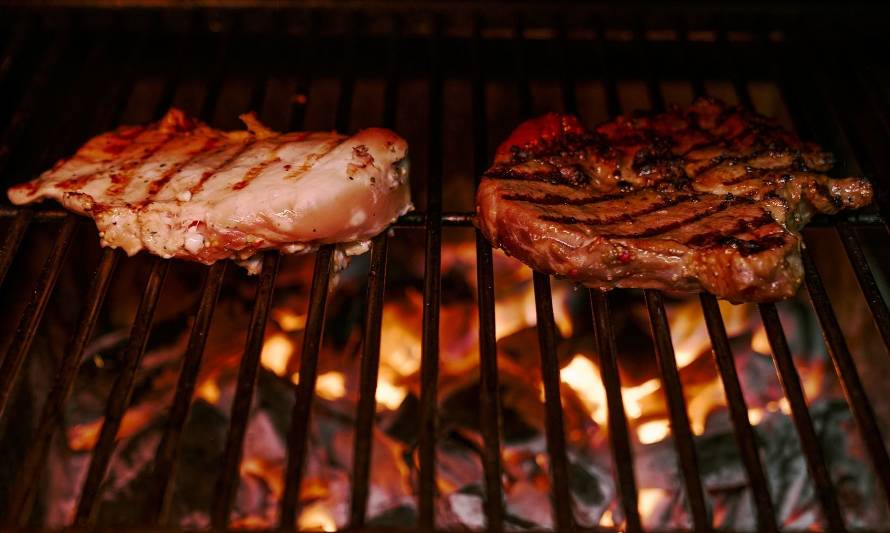 Los 4 errores comunes que pueden liquidar la carne en la parrilla