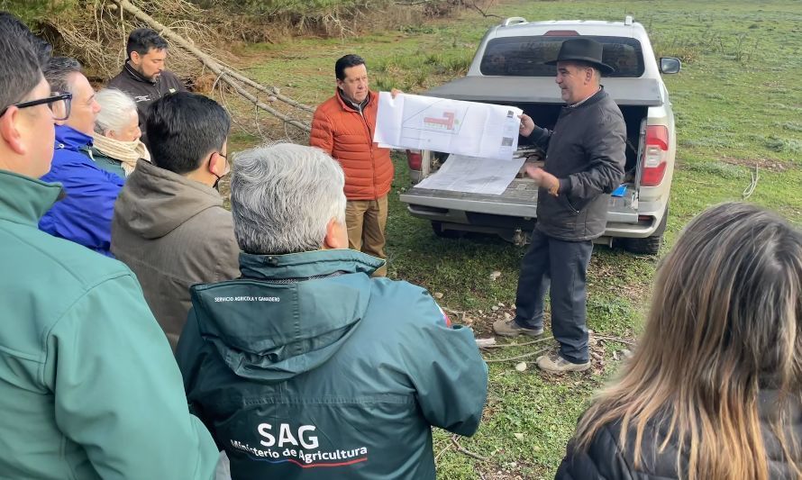 El presidente y gerente de Coopcarne muestran detalles del proyecto. Créditos: Cedida.