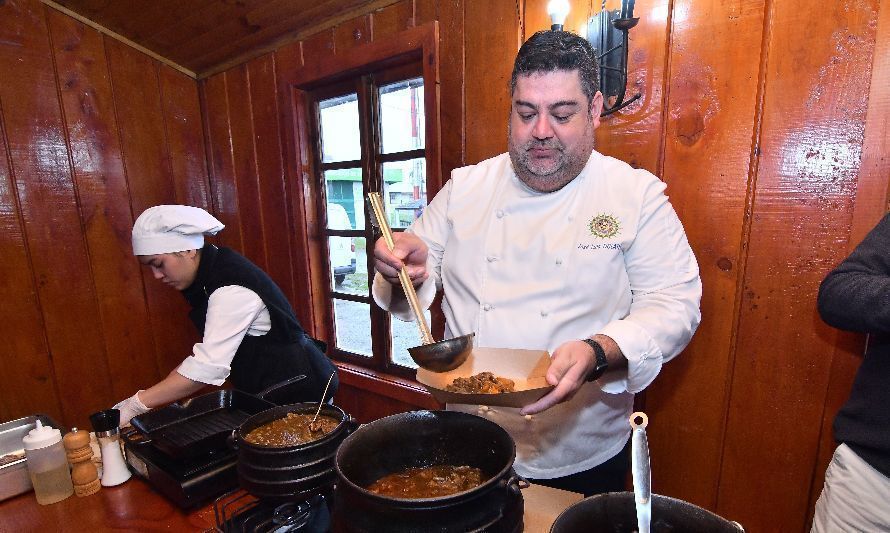 Chef deleita con sabrosas preparaciones con cortes de cordero  Künko