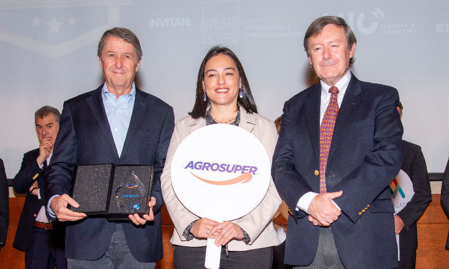 El gerente general de Agrosuper, Guillermo Díaz del Río, recibe el premio a la empresa más innovadora del sector alimentos.