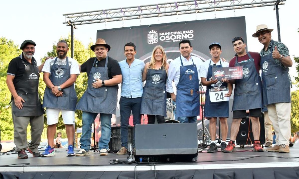 Los ganadores del primer lugar junto al jurado y el alcalde Emeterio Carrillo. Crédito: Marcelo Proboste.