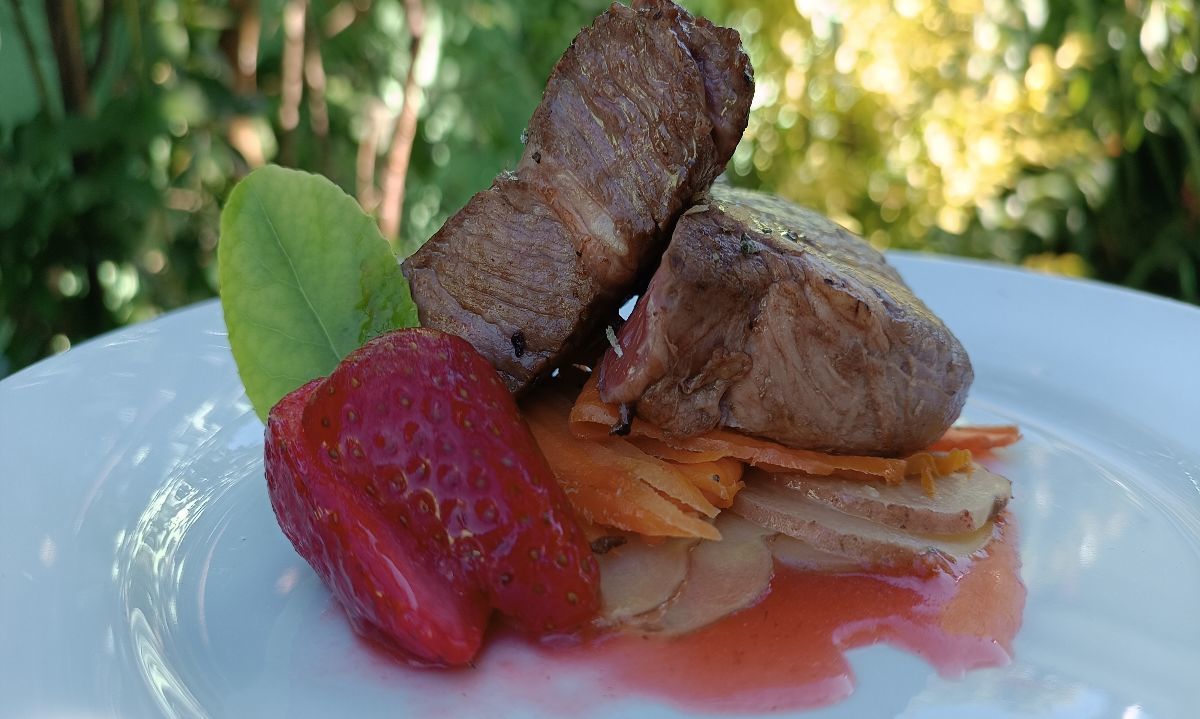 Cena de enamorados: Lomo de vacuno sobre verduras salteadas al triple sec en salsa de frutillas